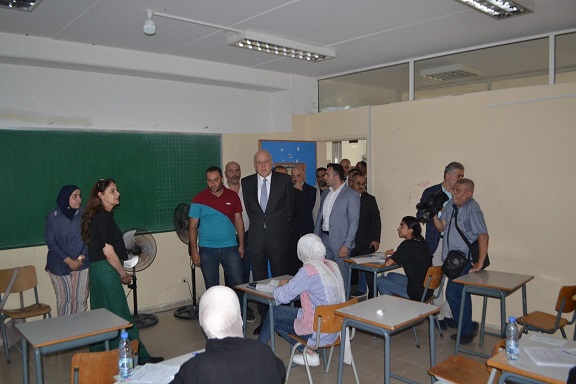 الرئيس ميقاتي يتفقد سير الامتحانات الرسمية للشهادة الفنية في طرابلس